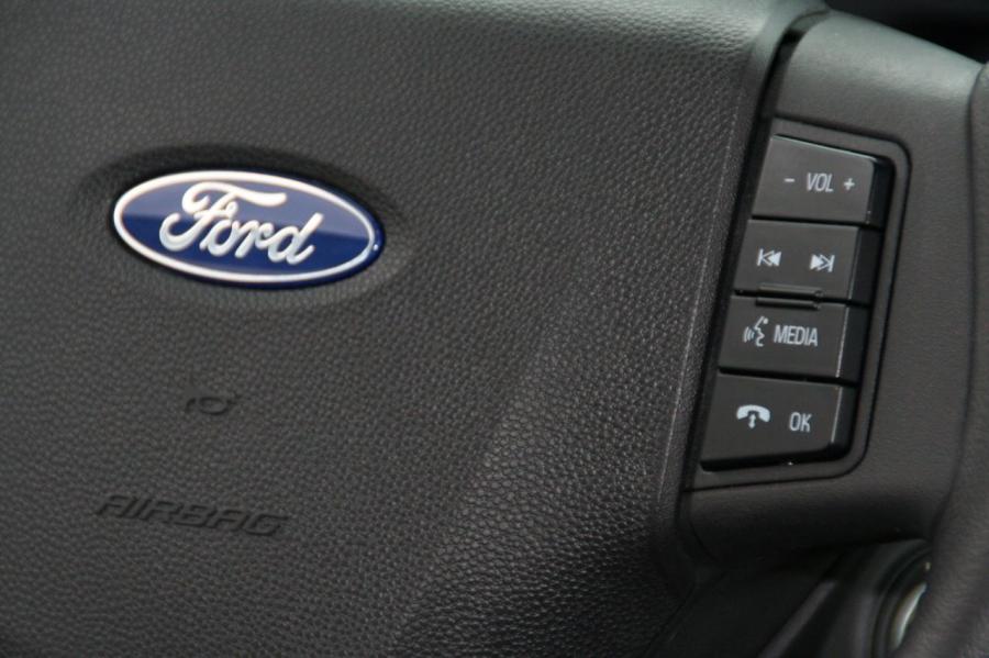  Ford Focus SES Coupe 2008 года  (фото 18 из 44)
